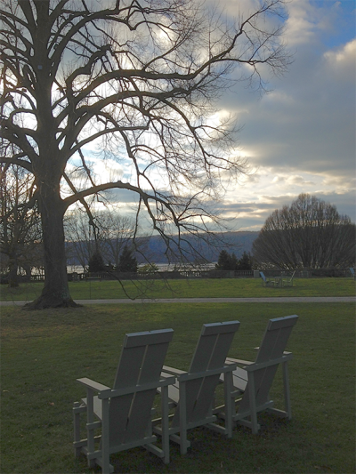 marum-a_perfect_place_to_gaze_at_the_river