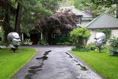 fierce_2_heads_opposing_at_driveway-_bob_clyatt_sculpture